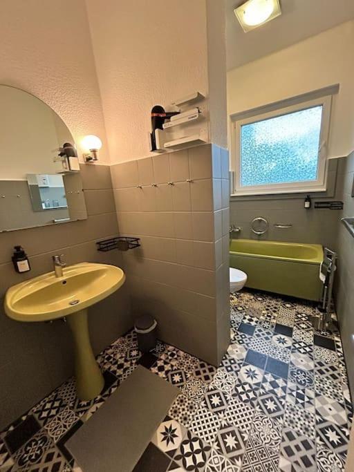 Duplex Apartment Ullstein- 4 Bedrooms, 2 Bathrooms, Living Room, 2 Parking Spaces, Boxspringbeds, Family & Business Apartment! Berlín Exterior foto